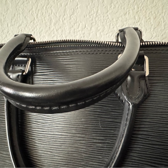 Louis Vuitton Epi Alma GM Black Handbag - Picture 3 of 10